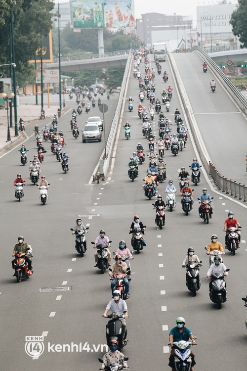 TP.HCM sáng đầu tuần sau nới lỏng giãn cách: Lâu lắm rồi mới thấy cảnh người dân chen chúc trên đường - Ảnh 7.