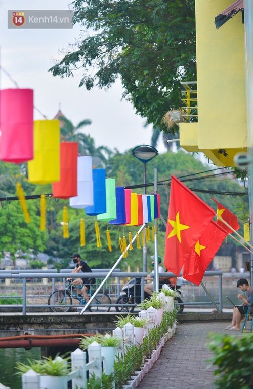 Ngỡ ngàng tuyến đường ven hồ Trúc Bạch lột xác với 200 chiếc đèn lồng và tranh bích hoạ - Ảnh 5. Ngỡ ngàng tuyến đường ven hồ Trúc Bạch lột xác với 200 chiếc đèn lồng và tranh bích hoạ - Ảnh 5.