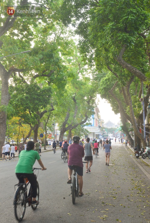 Ảnh, clip: Sáng nay, dân Hà Nội mở đường đua xe đạp đông nghịt quanh Hồ Gươm bất chấp quy định không tụ tập phòng dịch Covid-19 - Ảnh 13. Ảnh, clip: Sáng nay, dân Hà Nội mở đường đua xe đạp đông nghịt quanh Hồ Gươm bất chấp quy định không tụ tập phòng dịch Covid-19 - Ảnh 13.
