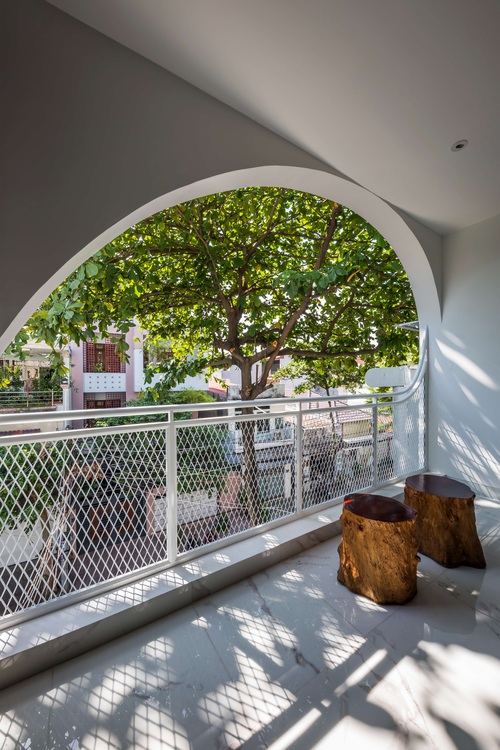 Ngôi nhà cắt khoét siêu art chiếm spotlight cả khu phố: Design bên trong xịn không kém, sân thượng chill như quán cafe - Ảnh 3. Ngôi nhà cắt khoét siêu art chiếm spotlight cả khu phố: Design bên trong xịn không kém, sân thượng chill như quán cafe - Ảnh 3.