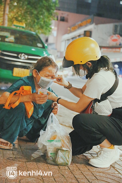 Người vô gia cư co ro trong đêm Sài Gòn ngày cận Tết: Bà làm gì có nhà để về, ở đây người ta cho đồ ăn, quý lắm... - Ảnh 9.