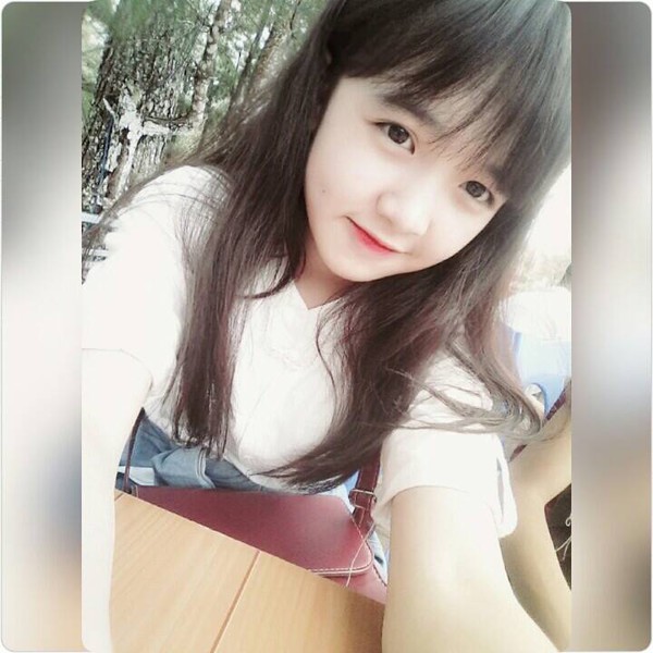 Cận cảnh nhan sắc xinh như búp bê của nữ sinh cấp 2 đang khiến dân mạng nghiêng ngả Cận Cảnh Nhan Sắc Xinh Như Búp Bê Của Nữ Sinh Cấp 2 Đang Khiến Dân Mạng Nghiêng Ngả