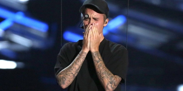 Hé lộ lý do Justin Bieber ôm mặt khóc tại VMAs 2015