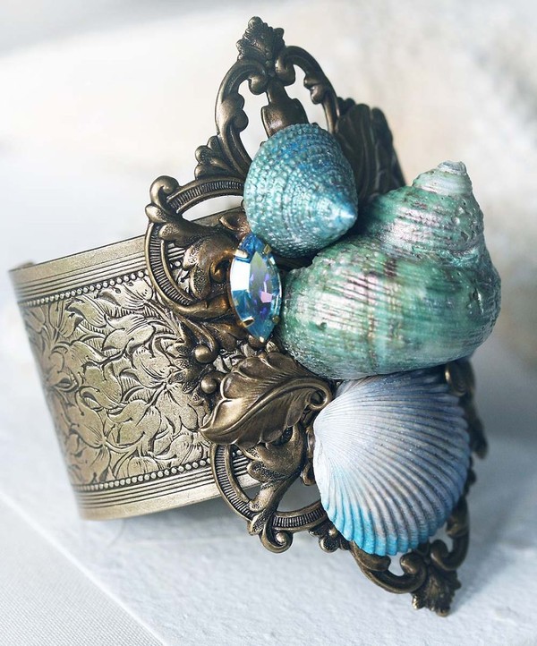 Artist-Turns-Seashells-Into-Beautiful-Jewelry3__880-2ea60