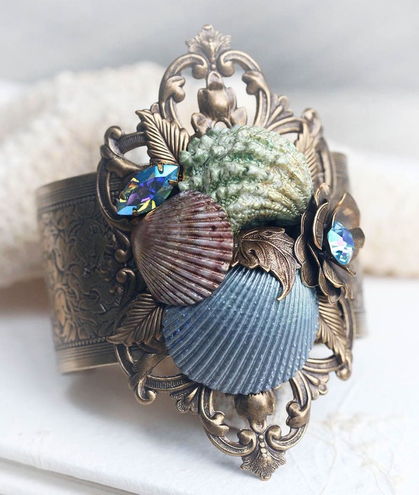 Artist-Turns-Seashells-Into-Beautiful-Jewelry__880-2ea60