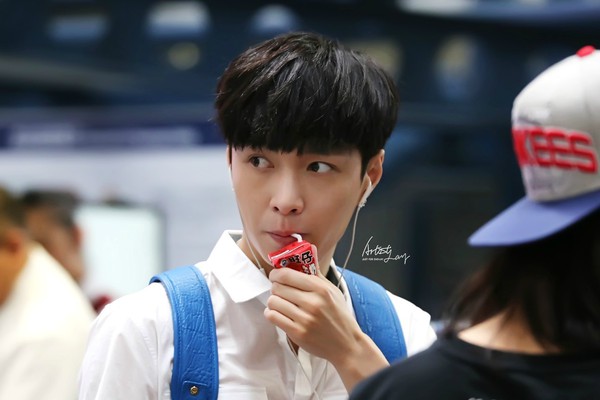 Lay (EXO) đáng yêu vừa đi vừa uống sữa, nép mình vào quản lý