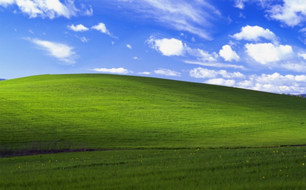 Nhưng nét đặc trưng của hệ điều hành Windows XP còn gì đáng nhớ hơn chính là hình nền mặc định với sông và núi xanh. Hãy tái hiện lại kỉ niệm ấy với ảnh nền độc đáo này!