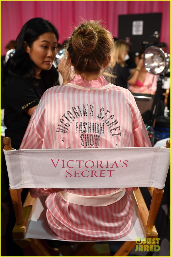 kendall-jenner-victoria-secret-fashion-show-2015-backstage-42-47e10