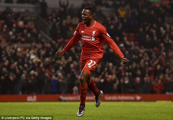 Sao Liverpool rách gối sau pha vào bóng kinh hoàng của đối thủ