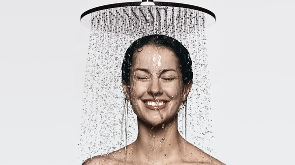 hg-alvensleben-woman-overhead-shower-royal2-730x411-1451359789415.jpg