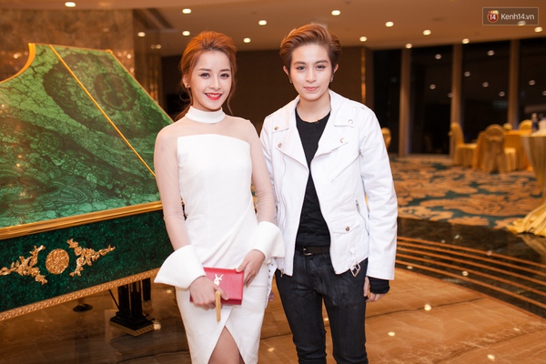 Chi Phu v&agrave; Gil L&ecirc; với sắc trắng tinh kh&ocirc;i s&aacute;nh đ&ocirc;i trong buổi khai trương