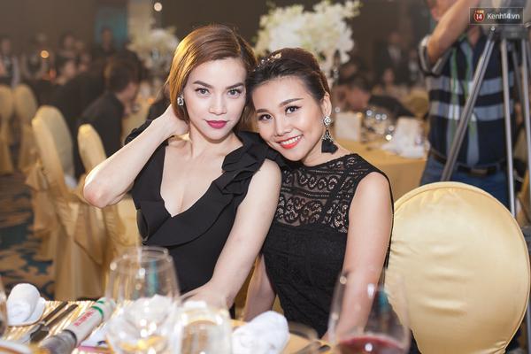 H&agrave; Hồ v&agrave; Thanh Hằng th&acirc;n mật b&ecirc;n nhau