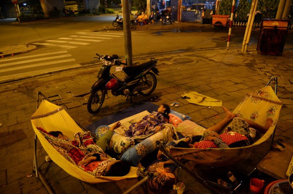 Sau hỏa hoạn gia đình này tay trắng phải ra ngủ ngoài đường - Ảnh: Thuận Thắng