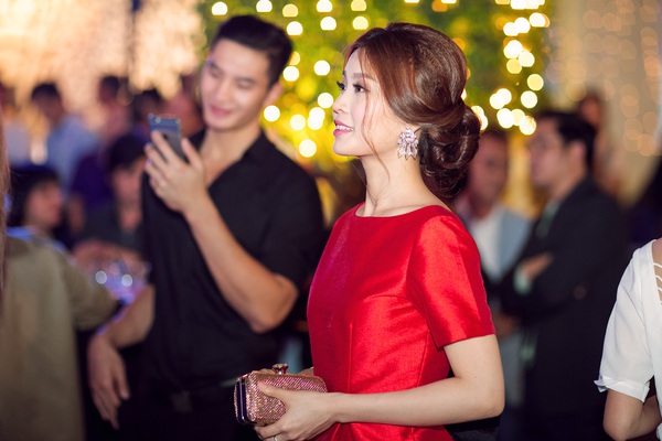 Ngất ngây nhan sắc xinh đẹp của Á hậu D…