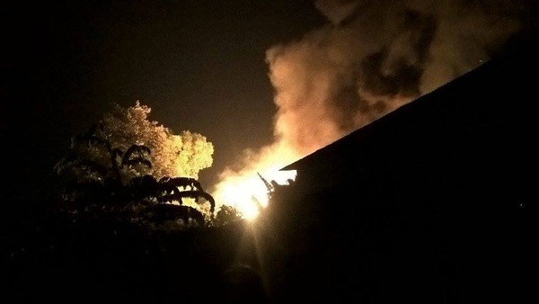 Cột kh&oacute;i bốc cao trong đ&ecirc;m