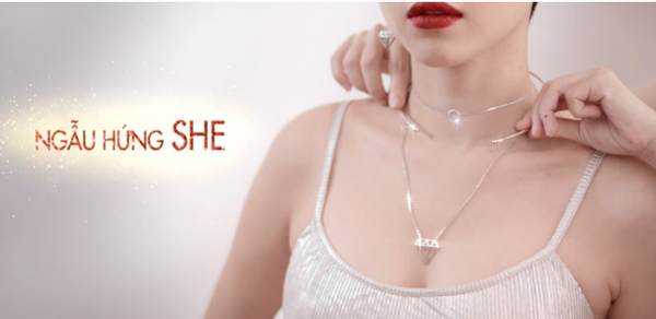 Tóc Tiên “nổi bần bật” trong FashionMV đón Giáng sinh - Ảnh 3.