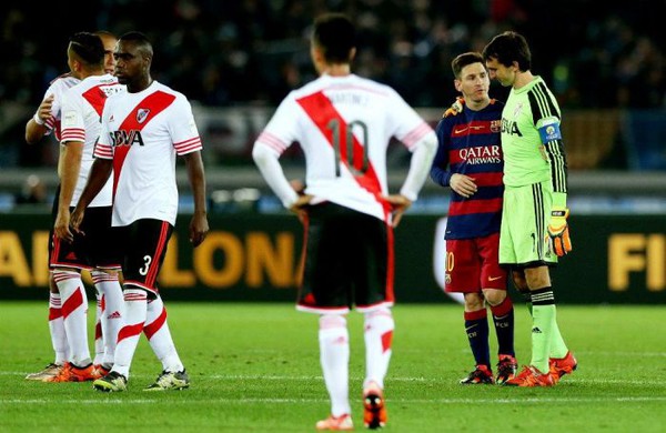 Cầu thủ đối phương chết đứng v&igrave; h&agrave;nh động đẹp của Messi - Ảnh 3.