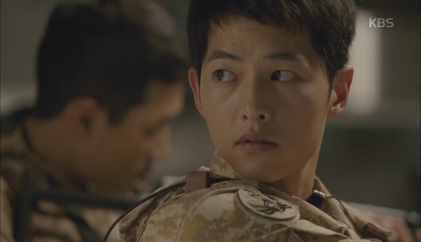 Hậu Duệ Mặt Trời: Dân tình đang náo loạn! Song Joong Ki đã hôn Song Hye Kyo! - Ảnh 10.