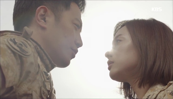 &ldquo;Hậu Duệ Mặt Trời&rdquo;: Jin Goo - Ji Won hụt cả nụ h&ocirc;n chỉ v&igrave; kỳ đ&agrave; Song Joong Ki - Ảnh 1.