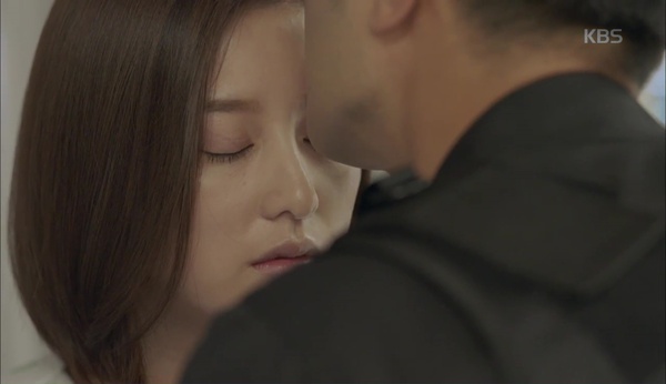 Hậu Duệ Mặt Trời: Song Joong Ki - Song Hye Kyo say bí tỉ, sắp đè nhau trên ghế sofa - Ảnh 9.