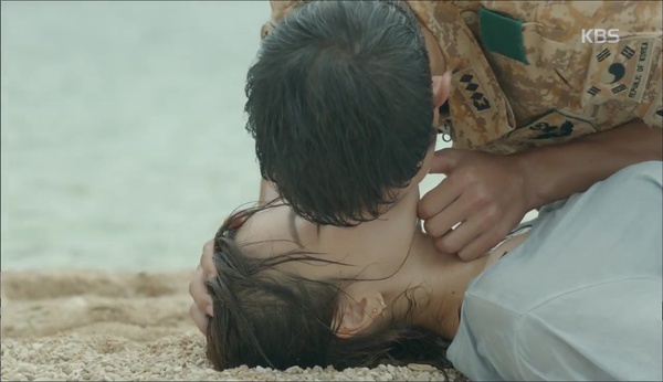 Sợ người yêu ghen, Song Joong Ki “nuốt nước bọt” trước cô bồi bàn bốc lửa - Ảnh 8.
