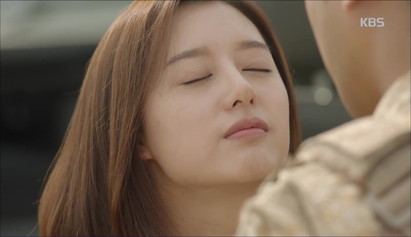&ldquo;Hậu Duệ Mặt Trời&rdquo;: Jin Goo - Ji Won hụt cả nụ h&ocirc;n chỉ v&igrave; kỳ đ&agrave; Song Joong Ki - Ảnh 2.