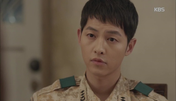 &ldquo;Hậu Duệ Mặt Trời&rdquo;: Joong Ki, Jin Goo nổi đ&oacute;a khi thấy bạn g&aacute;i c&atilde;i nhau về ch&agrave;ng người y&ecirc;u cũ - Ảnh 5.