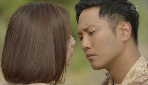 &ldquo;Hậu Duệ Mặt Trời&rdquo;: Jin Goo - Ji Won hụt cả nụ h&ocirc;n chỉ v&igrave; kỳ đ&agrave; Song Joong Ki - Ảnh 3.