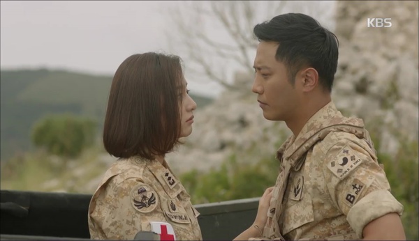 &ldquo;Hậu Duệ Mặt Trời&rdquo;: Jin Goo - Ji Won hụt cả nụ h&ocirc;n chỉ v&igrave; kỳ đ&agrave; Song Joong Ki - Ảnh 4.