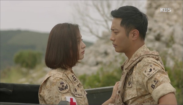 “Hậu Duệ Mặt Trời”: Jin Goo - Ji Won hụt cả nụ hôn chỉ vì kỳ đà Song Joong Ki - Ảnh 4.