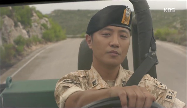 &ldquo;Hậu Duệ Mặt Trời&rdquo;: Jin Goo - Ji Won hụt cả nụ h&ocirc;n chỉ v&igrave; kỳ đ&agrave; Song Joong Ki - Ảnh 7.
