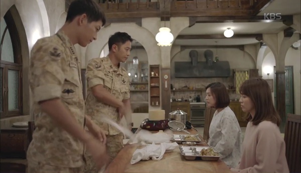&ldquo;Hậu Duệ Mặt Trời&rdquo;: Joong Ki, Jin Goo nổi đ&oacute;a khi thấy bạn g&aacute;i c&atilde;i nhau về ch&agrave;ng người y&ecirc;u cũ - Ảnh 9.
