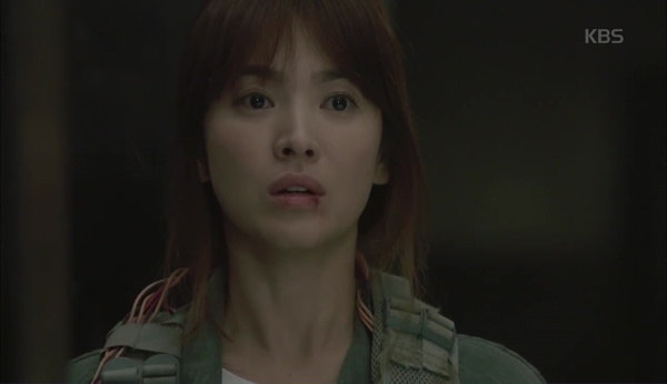 Hậu Duệ Mặt Trời: Song Joong Ki - Song Hye Kyo say bí tỉ, sắp đè nhau trên ghế sofa - Ảnh 16.