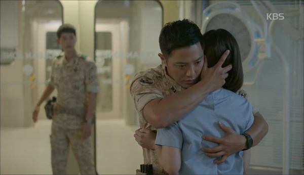 &ldquo;Hậu Duệ Mặt Trời&rdquo;: Jin Goo - Ji Won hụt cả nụ h&ocirc;n chỉ v&igrave; kỳ đ&agrave; Song Joong Ki - Ảnh 9.