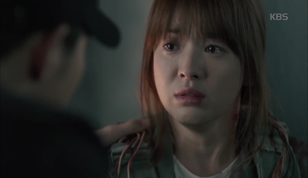 Hậu Duệ Mặt Trời: Song Joong Ki - Song Hye Kyo say bí tỉ, sắp đè nhau trên ghế sofa - Ảnh 18.