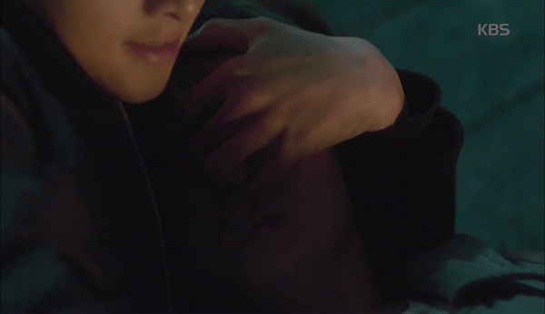 Hậu Duệ Mặt Trời: Song Joong Ki - Song Hye Kyo say bí tỉ, sắp đè nhau trên ghế sofa - Ảnh 21.