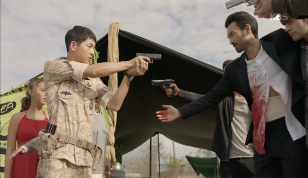 &ldquo;Hậu Duệ Mặt Trời&rdquo;: Jin Goo - Ji Won hụt cả nụ h&ocirc;n chỉ v&igrave; kỳ đ&agrave; Song Joong Ki - Ảnh 13.
