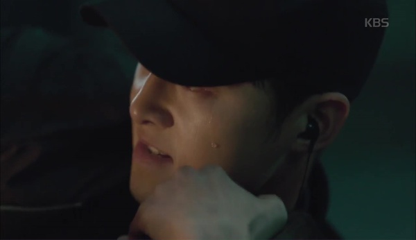 Hậu Duệ Mặt Trời: Song Joong Ki - Song Hye Kyo say bí tỉ, sắp đè nhau trên ghế sofa - Ảnh 22.