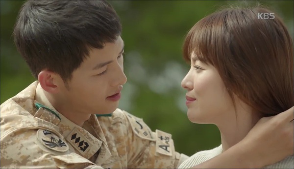 “Hậu Duệ Mặt Trời”: Jin Goo - Ji Won hụt cả nụ hôn chỉ vì kỳ đà Song Joong Ki - Ảnh 18.