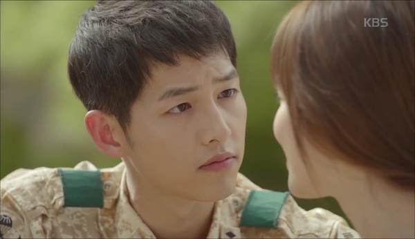 &ldquo;Hậu Duệ Mặt Trời&rdquo;: Jin Goo - Ji Won hụt cả nụ h&ocirc;n chỉ v&igrave; kỳ đ&agrave; Song Joong Ki - Ảnh 19.