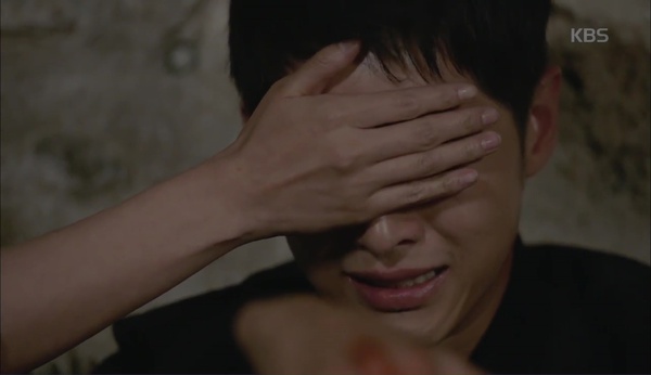 Hậu Duệ Mặt Trời: Song Joong Ki - Song Hye Kyo say bí tỉ, sắp đè nhau trên ghế sofa - Ảnh 31.