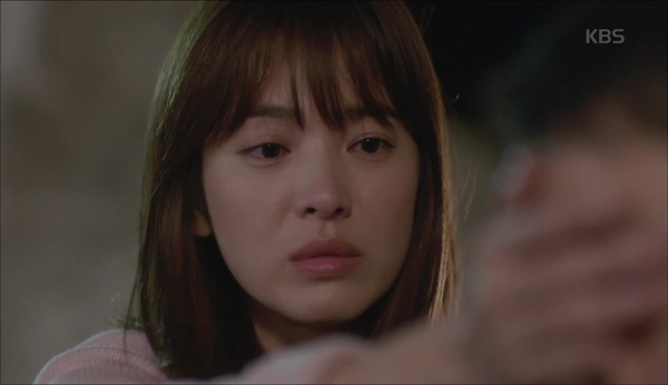 Hậu Duệ Mặt Trời: Song Joong Ki - Song Hye Kyo say bí tỉ, sắp đè nhau trên ghế sofa - Ảnh 32.