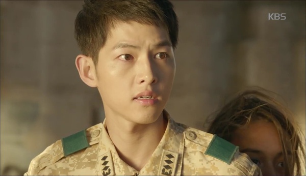 &ldquo;Hậu Duệ Mặt Trời&rdquo;: Jin Goo - Ji Won hụt cả nụ h&ocirc;n chỉ v&igrave; kỳ đ&agrave; Song Joong Ki - Ảnh 25.