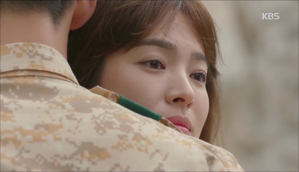 Hậu Duệ Mặt Trời: Song Joong Ki - Song Hye Kyo say bí tỉ, sắp đè nhau trên ghế sofa - Ảnh 35.
