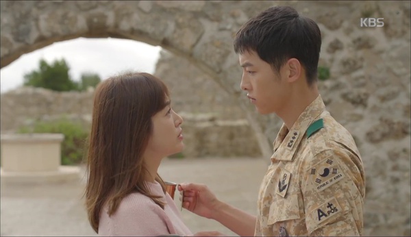 Hậu Duệ Mặt Trời: Song Joong Ki - Song Hye Kyo say bí tỉ, sắp đè nhau trên ghế sofa - Ảnh 36.