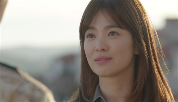 Hậu Duệ Mặt Trời: Song Joong Ki - Song Hye Kyo say bí tỉ, sắp đè nhau trên ghế sofa - Ảnh 4.