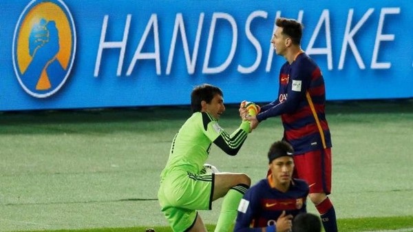 Cầu thủ đối phương chết đứng v&igrave; h&agrave;nh động đẹp của Messi - Ảnh 1.