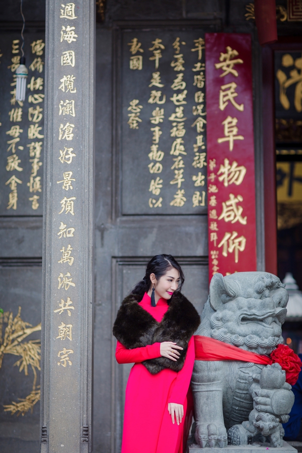 Khổng Tú Quỳnh tái xuất đằm thắm diện áo dài mừng năm mới - Ảnh 1.