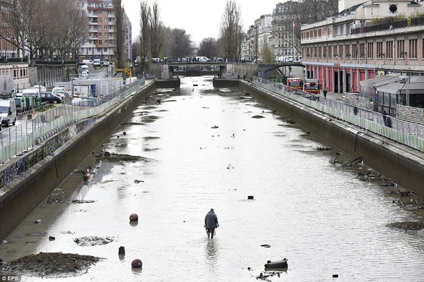 Có gì bên dưới kênh Paris sau 15 năm không nạo vét? - Ảnh 2.