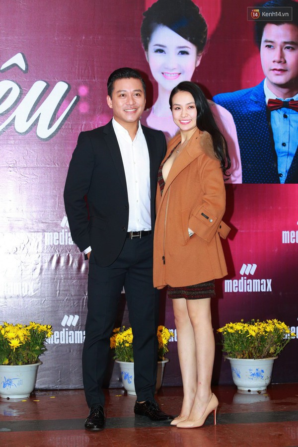 Vợ T&ugrave;ng Dương n&eacute; ống k&iacute;nh khi tới cổ vũ chồng trong đ&ecirc;m nhạc ng&agrave;y Valentine - Ảnh 3.